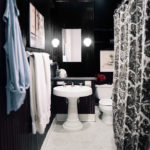 Salle de bain en petits panneaux noir et blanc avec panneaux verticaux