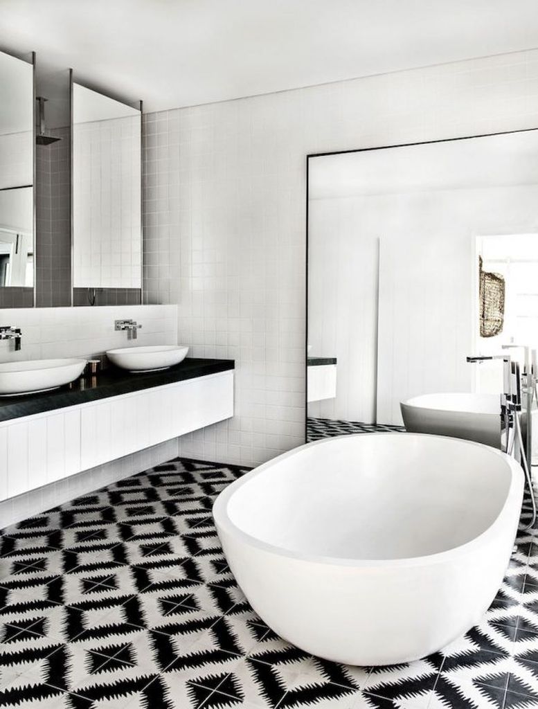 Trang trí phòng tắm màu đen và trắng trên sàn nhà