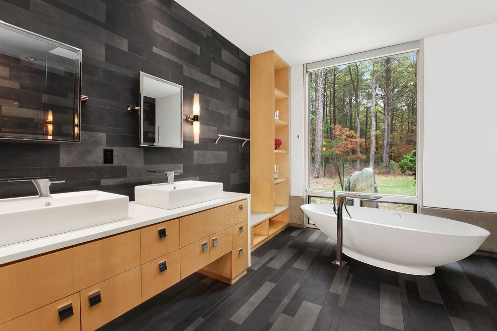 Phòng tắm màu đen và trắng với đồ nội thất bằng gỗ