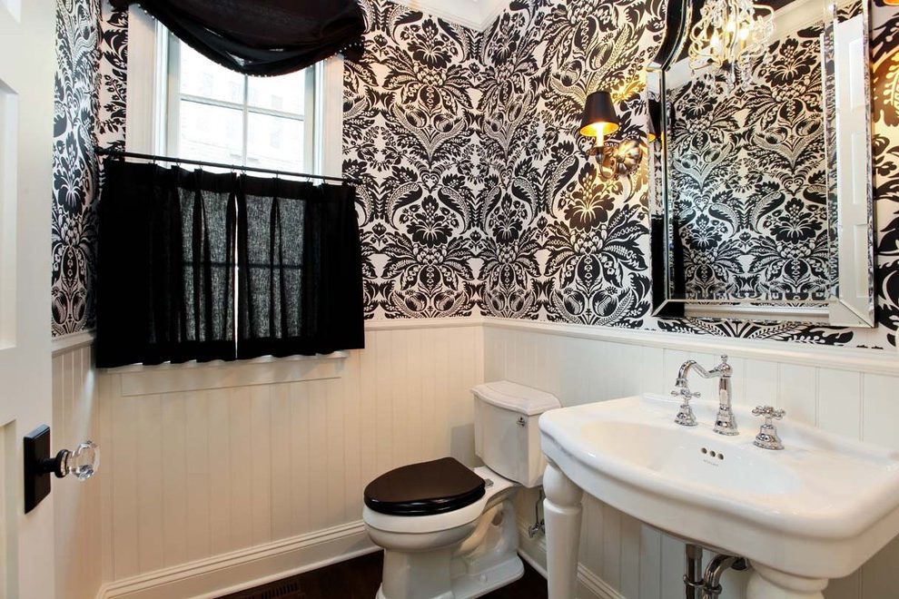 חדר אמבטיה בשחור לבן עם קישוט