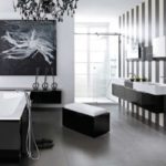 Salle de bain en noir et blanc avec fenêtres panoramiques.