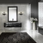 Phòng tắm màu đen và trắng với chân nến và bàn trang điểm