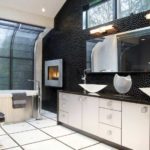 Salle de bain en noir et blanc avec un intérieur spacieux