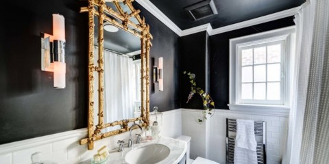 Salle de bain en noir et blanc avec un accent doré