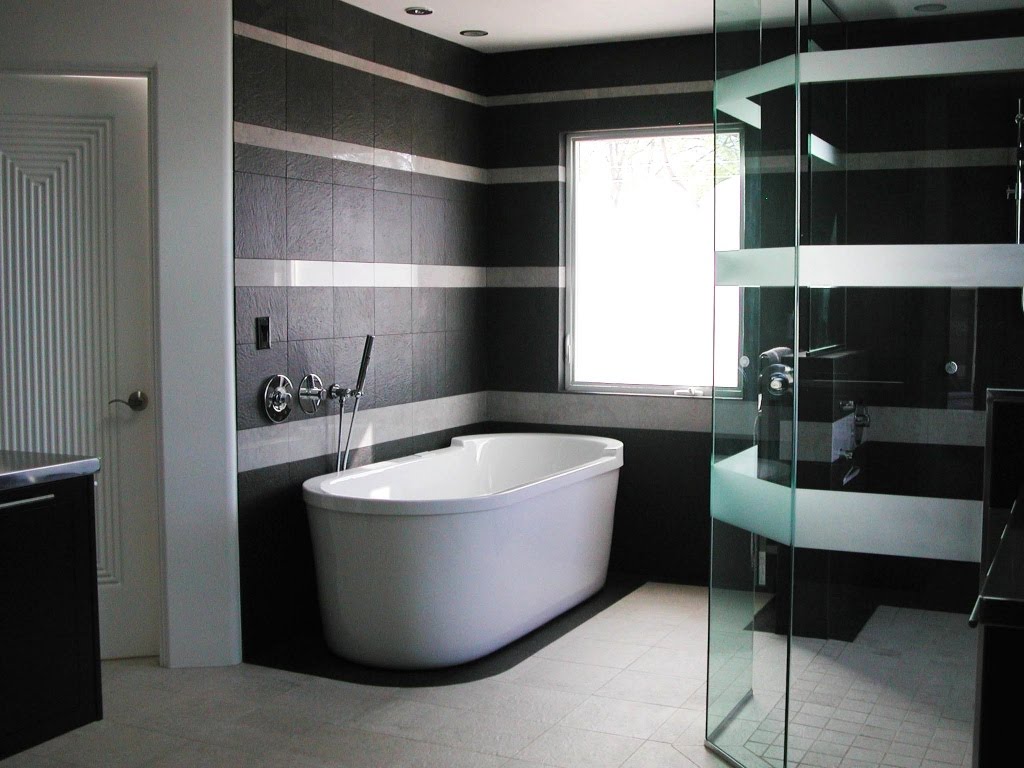 Salle de bain en noir et blanc aux couleurs contrastées.
