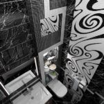Salle de bain en noir et blanc combinée avec une texture de marbre et de carrelage.