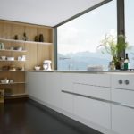 Design alb al bucătăriei pe un fundal panoramic