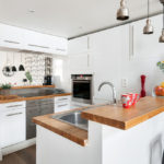 تصميم المطبخ الأبيض مع شريط الإفطار والتخزين