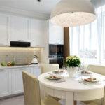 Kombine aydınlatmalı beyaz mutfak tasarımı