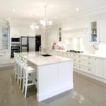 Design alb al bucătăriei într-un interior lucios