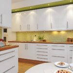 Conception d'une cuisine blanche à l'intérieur avec du vert clair