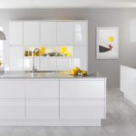 Conception d'une cuisine blanche dans le style moderne