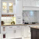 Conception d'une cuisine blanche à l'intérieur dans un style classique