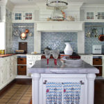تصميم المطبخ الأبيض مع البلاط المزخرف