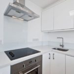 تصميم المطبخ الأبيض التكنولوجيا الفائقة