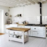 Design de bucătărie alb în stil mansardă
