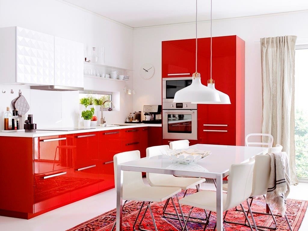 nhà bếp lớn với một bộ màu đỏ-trắng