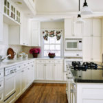 lielas virtuves dizains baltā krāsā