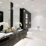 Thiết kế phòng tắm Tường đen sàn trắng và trần