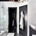 Siyah tavanlı beyaz döşenmiş banyo