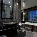 חדר אמבטיה מעוצב עם צבע שחור דומיננטי