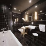 עיצוב אמבטיה עם תאורה אחורית עם אלמנטים לבנים