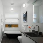 Design de salle de bain en noir et blanc mat