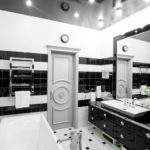 Glossy style bathroom design in black and white