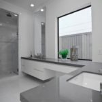 Conception de salle de bain en niveaux de gris