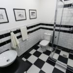 Conception de salle de bain de style domino noir et blanc
