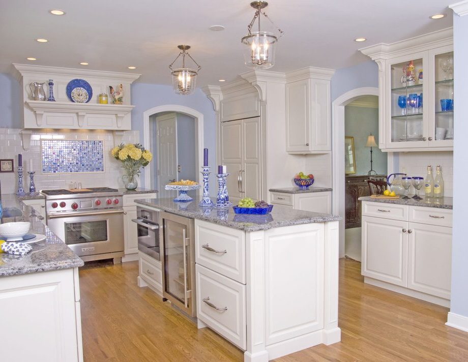 Interiorul bucătăriei albe cu elemente gzhel