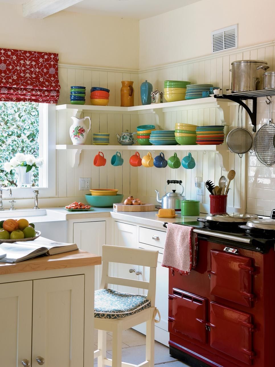 Interiorul bucătăriei albe cu o combinație armonioasă de culori