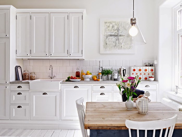 Interiorul bucătăriei albe cu motive florale