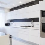 تصميم المطبخ الأبيض الخطي في الداخل التكنولوجيا الفائقة