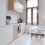 تصميم المطبخ الأبيض علوي في شقة المدينة