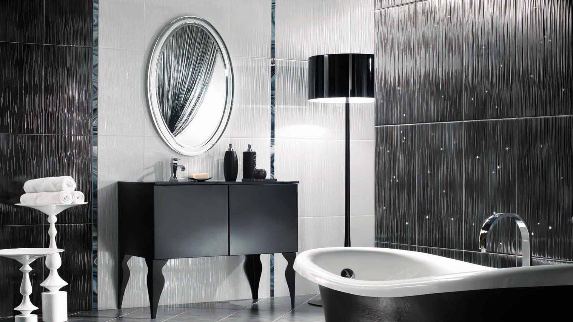 Phòng tắm màu đen và trắng với thiết kế thời trang.