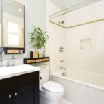 עיצוב נוח של חדר אמבטיה עם שירותים