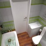 design élégant d'une salle de bain combinée avec des toilettes