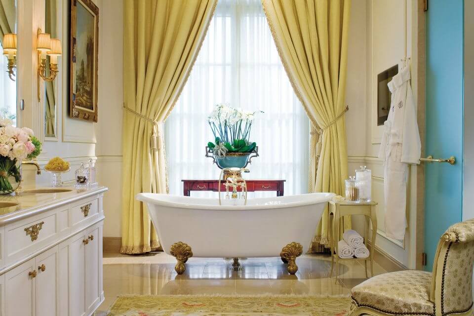 חדר אמבטיה עם חלון