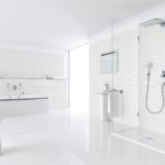 Balta augsto tehnoloģiju vannas istaba