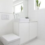Salle de bain hi-tech blanche en miniature