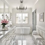 Balta klasiskā marmora grīdas vannas istaba