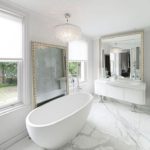 Salle de bain classique blanche dans une maison privée
