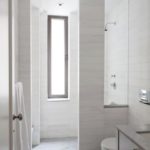 Petite salle de bain blanche avec sol en marbre