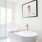 Podea laminată minimalistă pentru baie albă