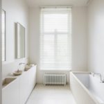 Baltas vannas istabas minimālisms nelielā platībā