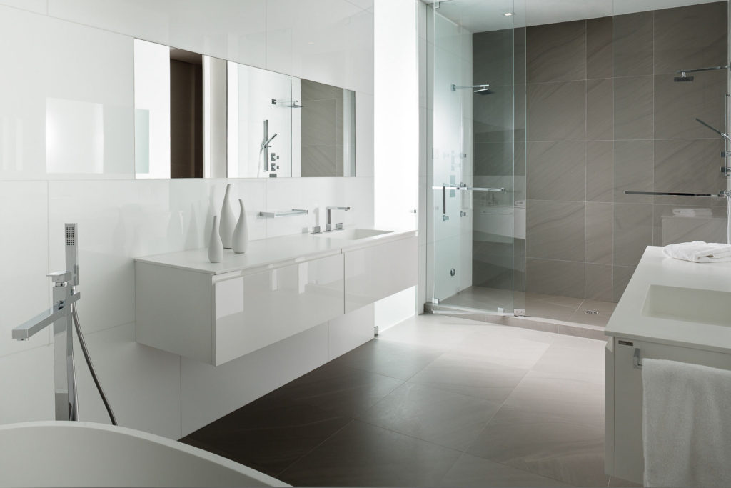 Blanc minimalisme salle de bain gris
