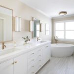 Baltas vannas istabas piena nokrāsas un apzeltīti elementi