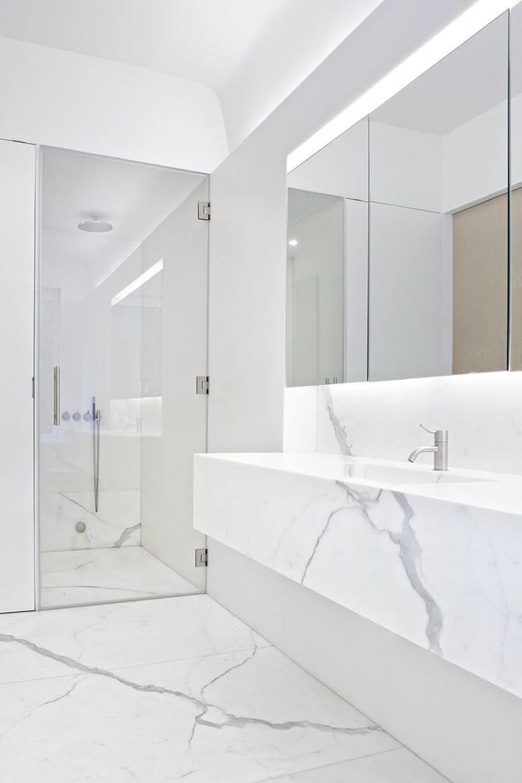 Baltā marmora vannas istaba