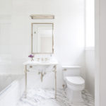 Balta vannas istaba ar marmora grīdu